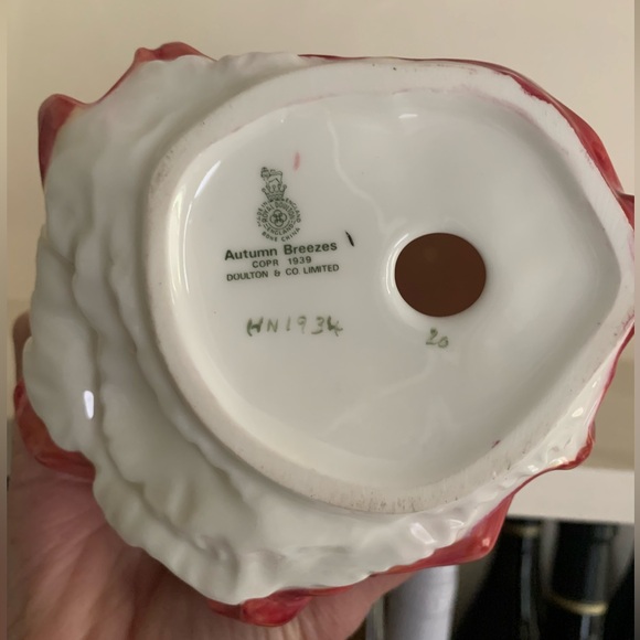 Royal Doulton “Autumn Breezes”  HN1934 porcelain figurine - Picture 4 of 5